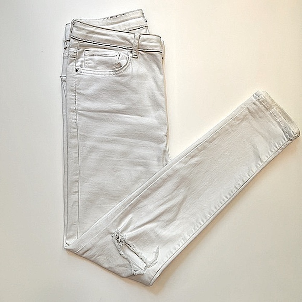 Forever 21 high waisted skinny white stretchy jeans distressed knees Size 29